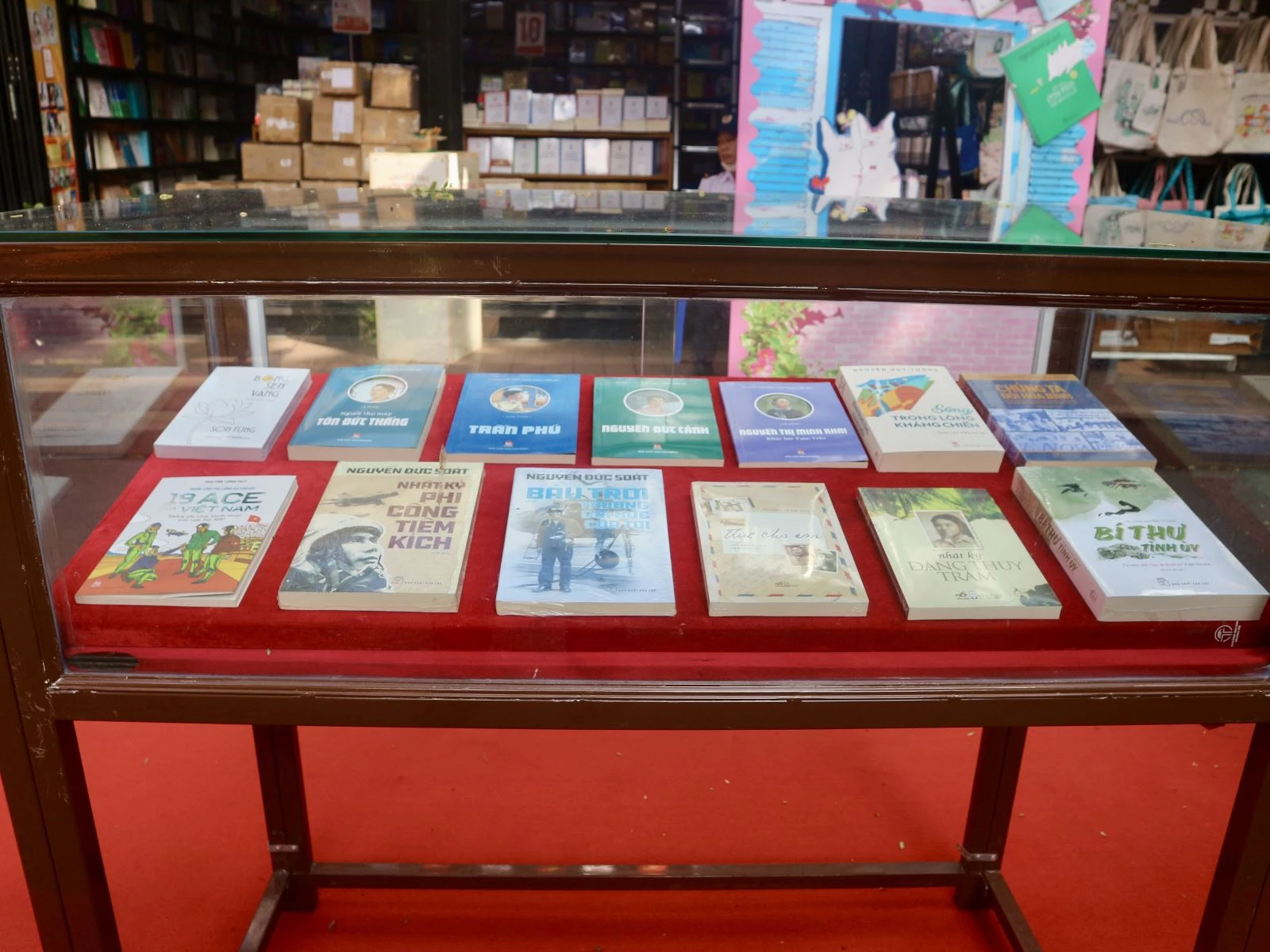 Các cuốn sách về đề tài Cách mạng Tháng Tám và Quốc khánh 2/9 được trưng bày giới thiệu tại Đường sách TP Hồ Chí Minh.