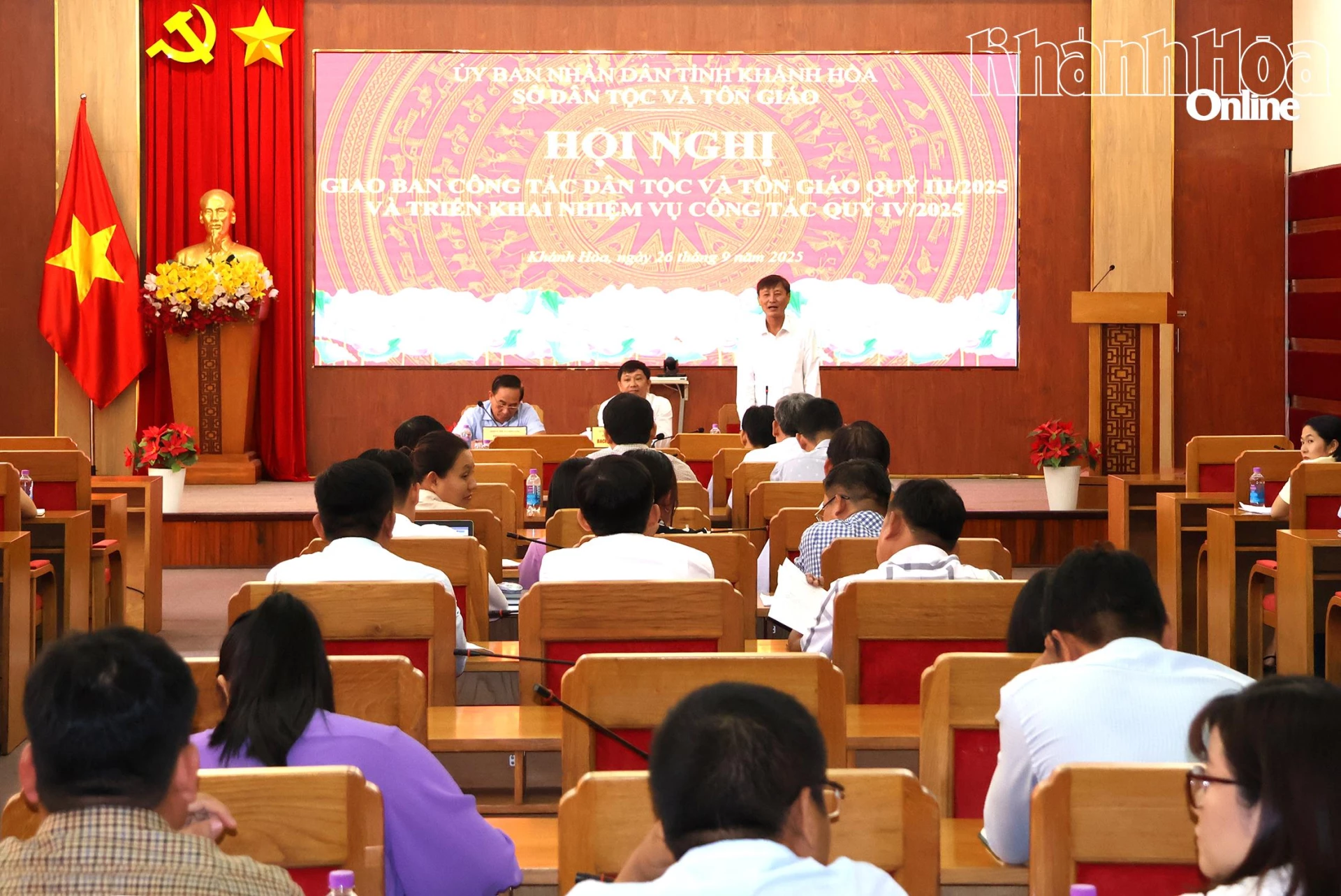 Lãnh đạo Sở Dân tộc và Tôn giáo giải đáp các vướng mắc với lãnh đạo các địa phương.