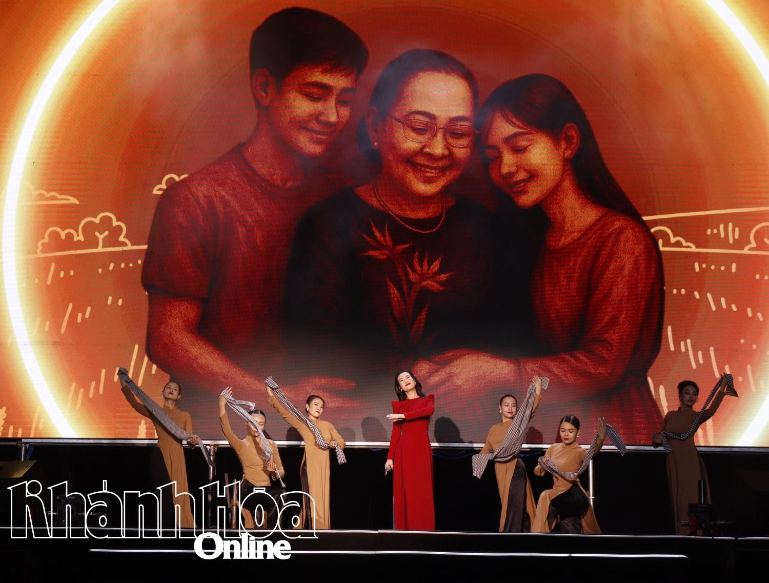 Emotional performance about mothers love for her children performed by singer Vo Ha Tram and dance group 

