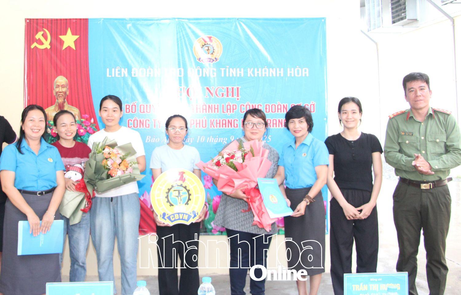 Bà Trần Thị Hương - Phó Chủ tịch Liên đoàn Lao động tỉnh và đại diện doanh nghiệp trao quyết định và tặng hoa chúc mừng Ban Chấp hành Công đoàn cơ sở Công ty TNHH Phú Khang Phan Rang.