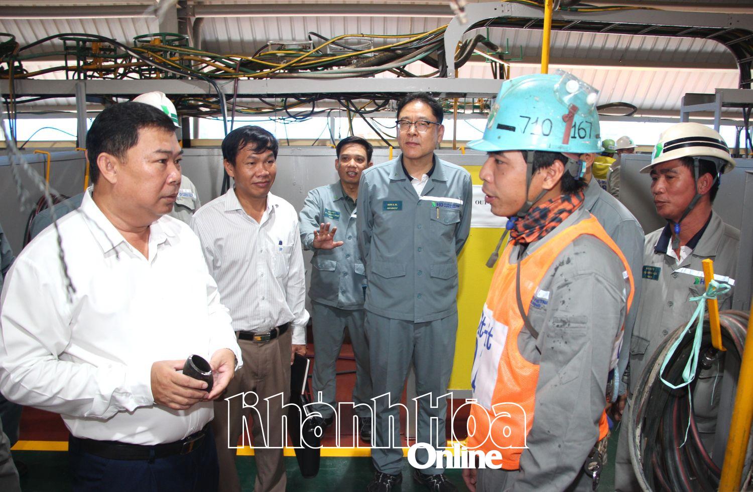 Lãnh đạo Sở Nội vụ và lãnh đạo Công ty HVS động viên người lao động trước khi bước vào các nội dung thi.