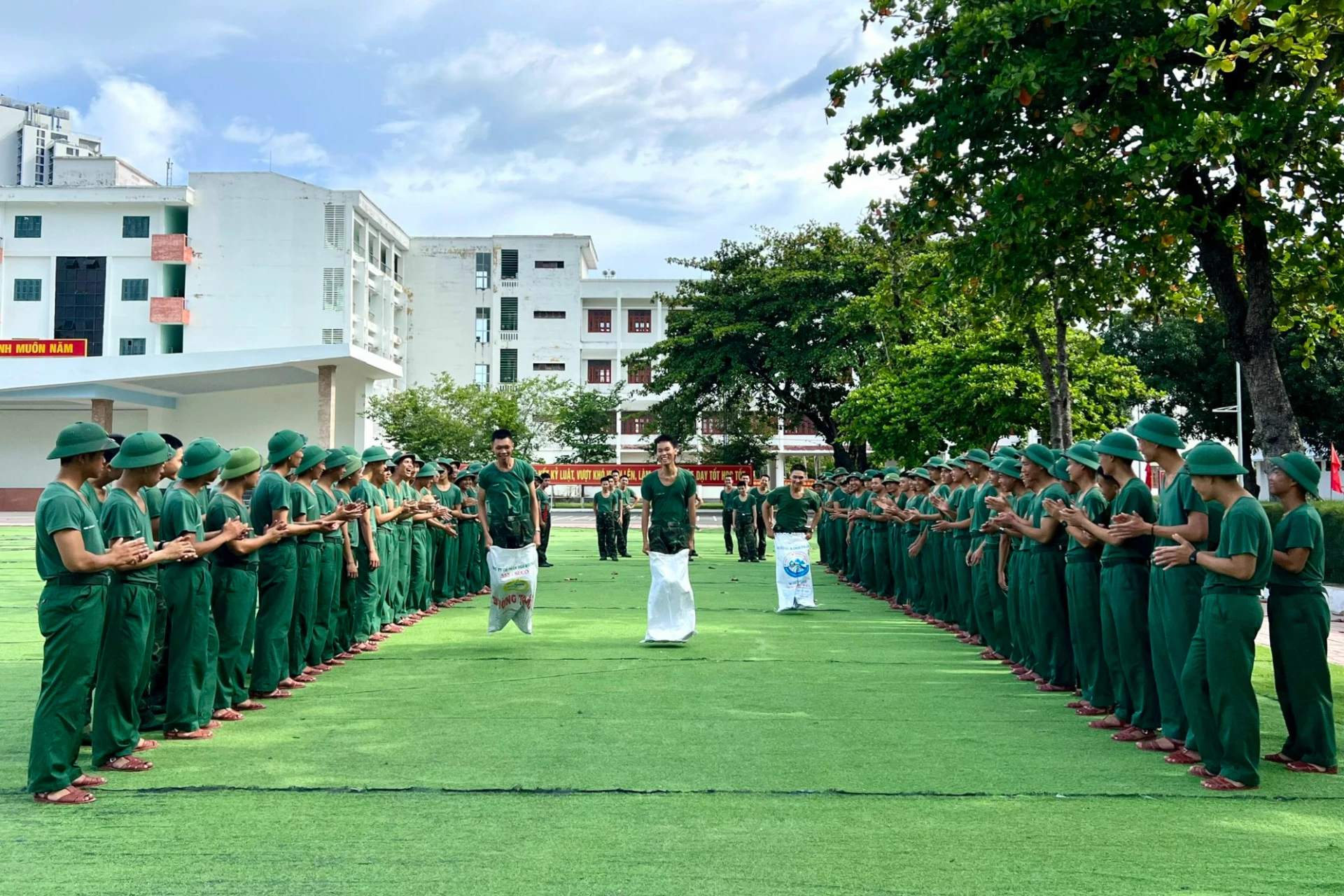 Đoàn cơ sở Tiểu đoàn 26 tổ chức các trò chơi dân gian.