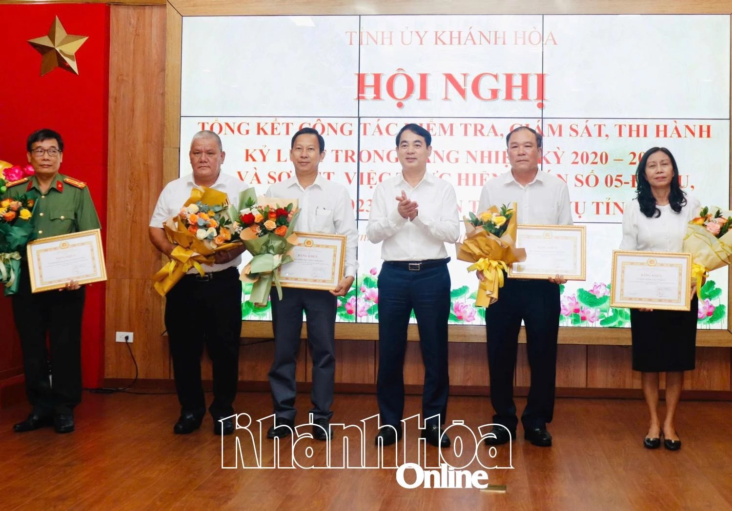 Bí thư Tỉnh ủy Nghiêm Xuân Thành trao bằng khen cho các tập thể có thành tích xuất sắc.