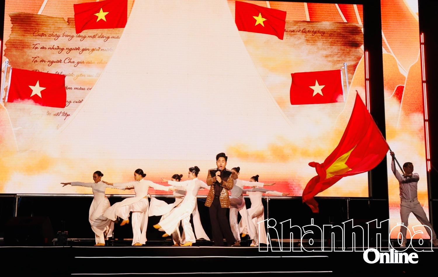 Singer Tung Duong stirs audience with a performance about the nation’s heroic tradition

