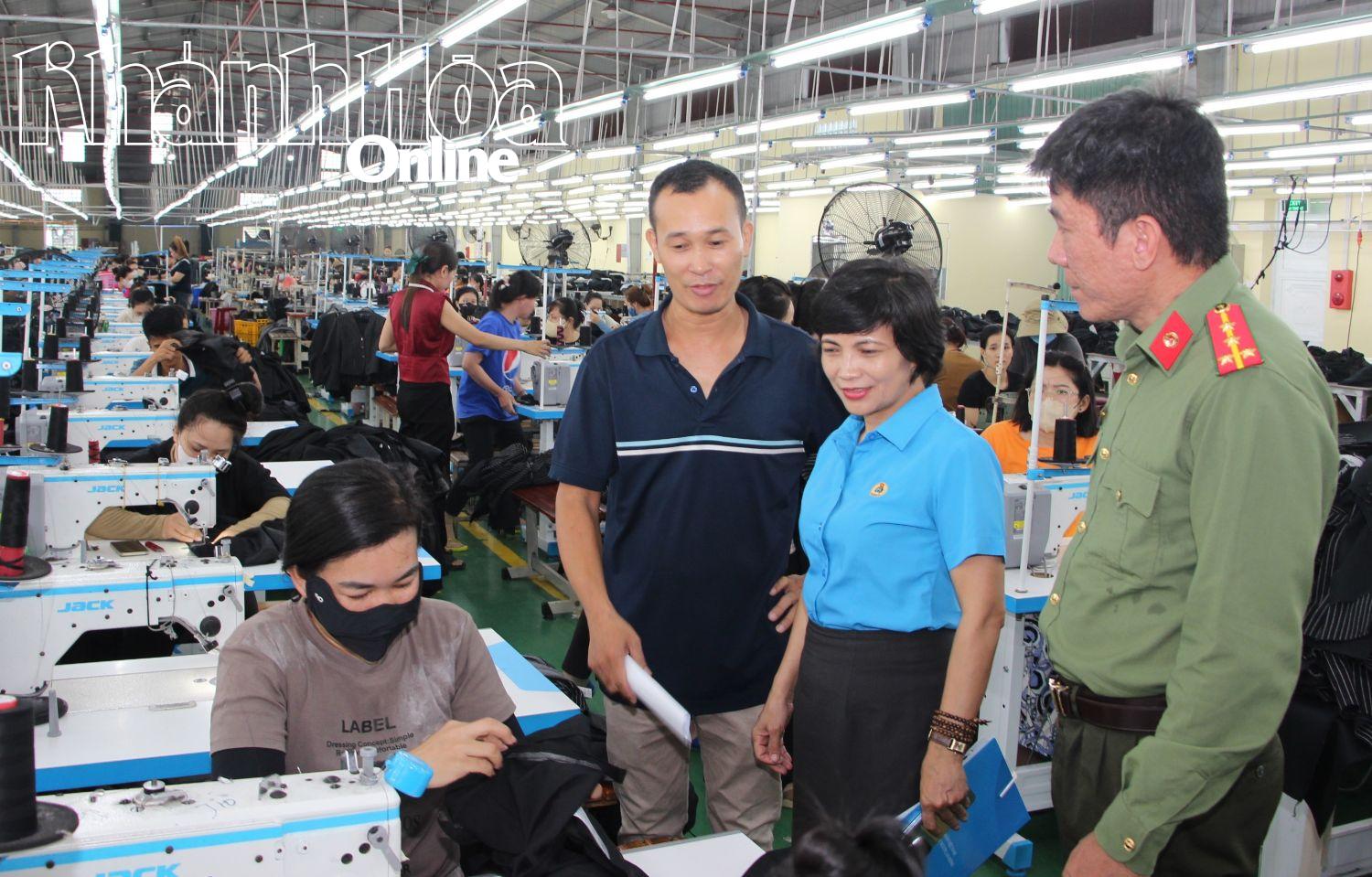 Lãnh đạo Liên đoàn Lao động tỉnh nắm bắt tình hình sản xuất, kinh doanh của doanh nghiệp, việc làm của người lao động tại Công ty TNHH Phú Khang Phan Rang.