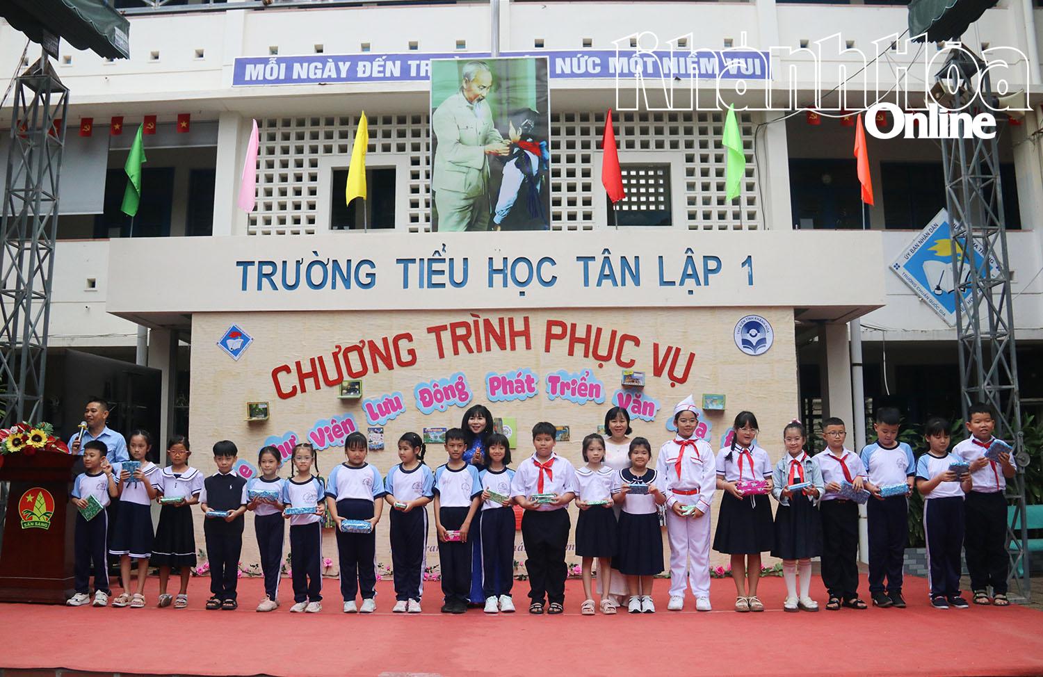 The organizers giving gifts to pupils who gave correct answers

