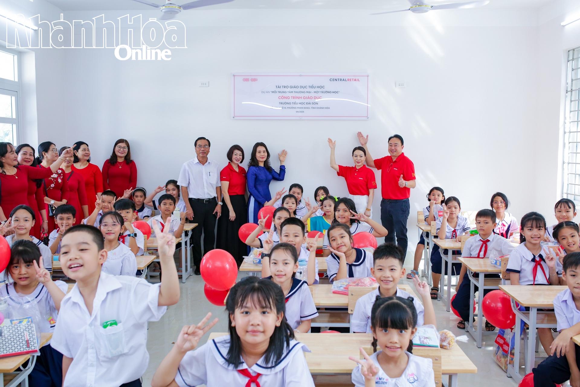 Niềm vui của lãnh đạo nhà trường và học sinh Trường Tiêu học Đài Sơn trong phòng học mới.