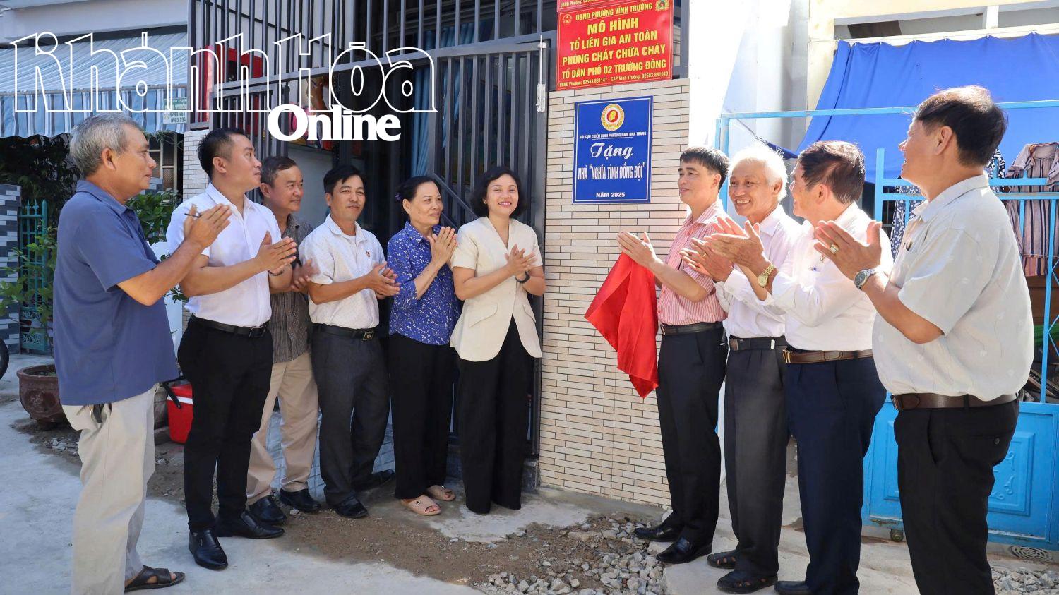 Hội CCB phường bàn giao nhà “Nghĩa tình đồng đội” cho hội viên CCB Nguyễn Xủn.