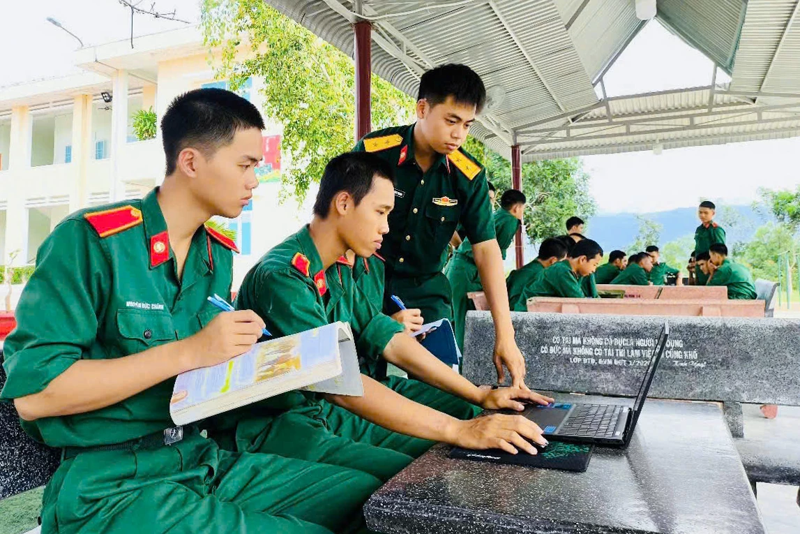 Đoàn cơ sở Tiểu đoàn 30 tổ chức ngoại khoá tiếng Anh giao tiếp.