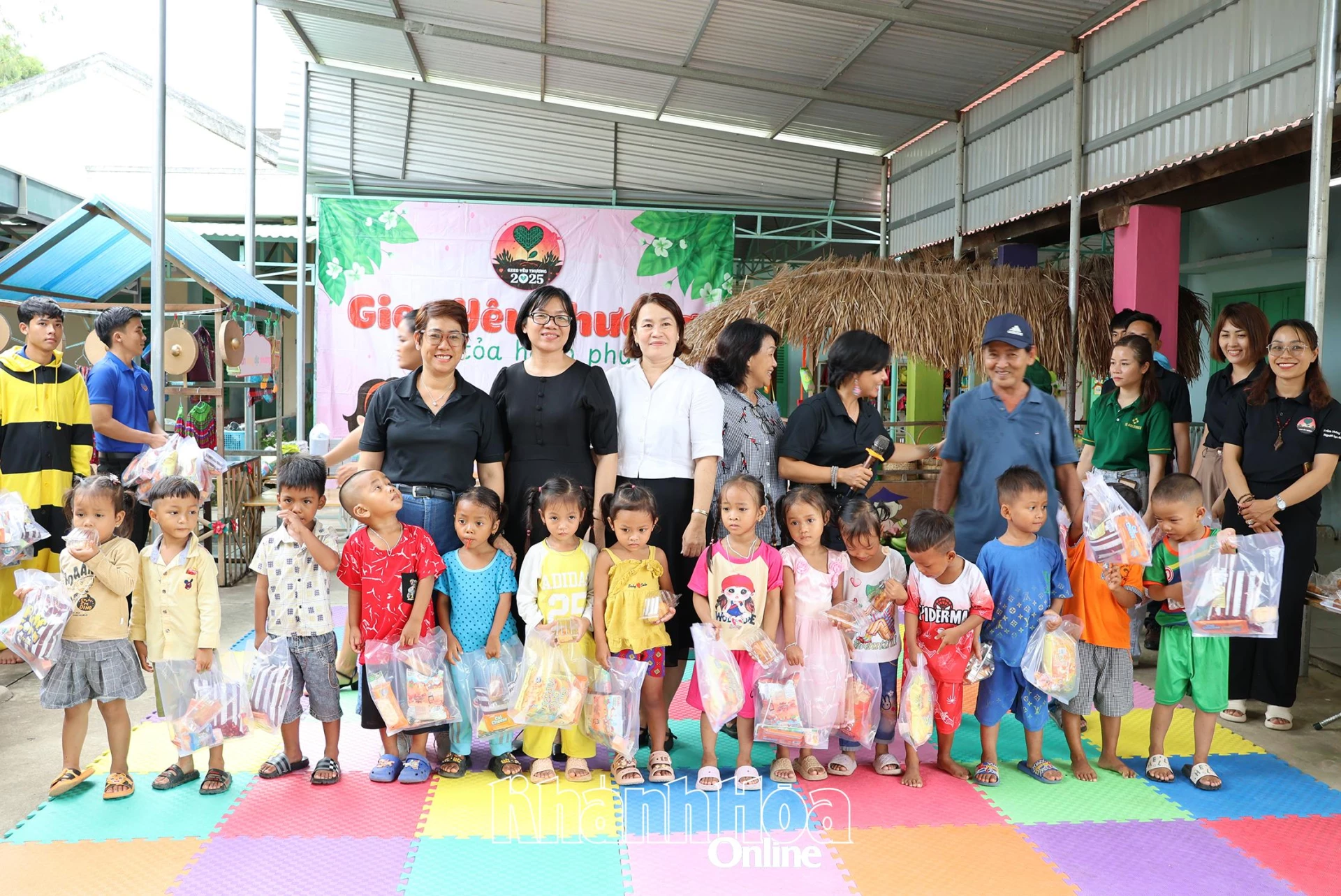 Đại diện nhóm thiện nguyện và lãnh đạo xã Suối Dầu tặng quà cho các cháu.