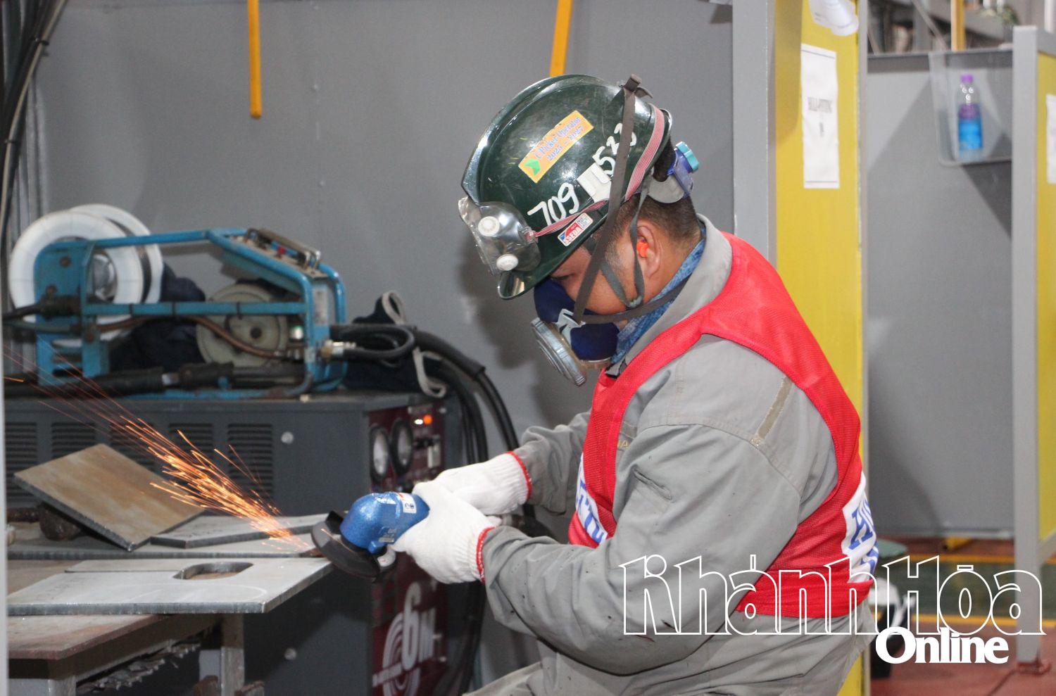 Các thí sinh tranh tài nội dung thi.