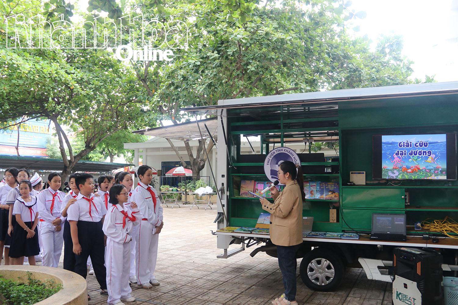 Pupils learning about bookmobile

