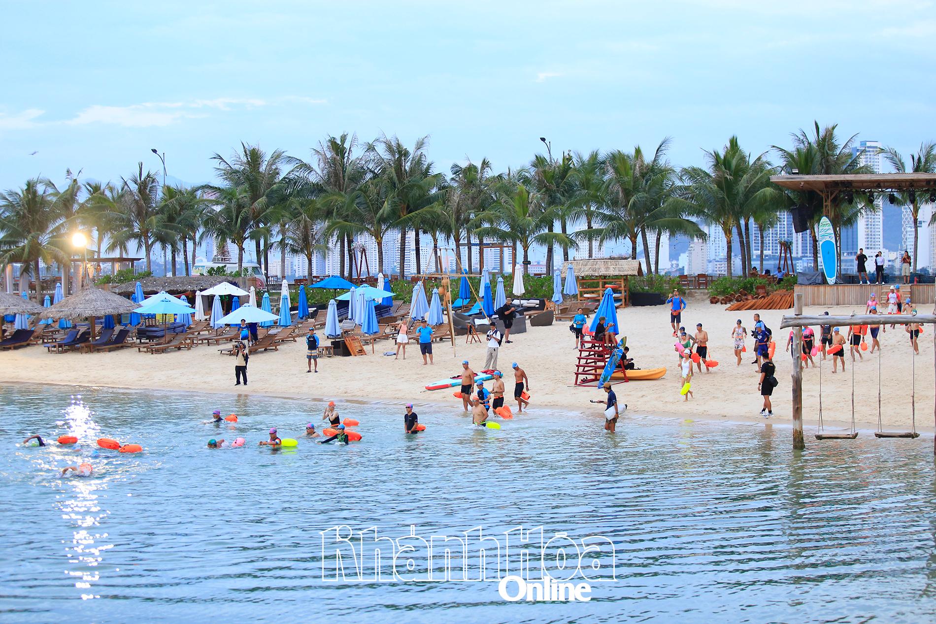 Các vận động viên thi đấu môn bơi.