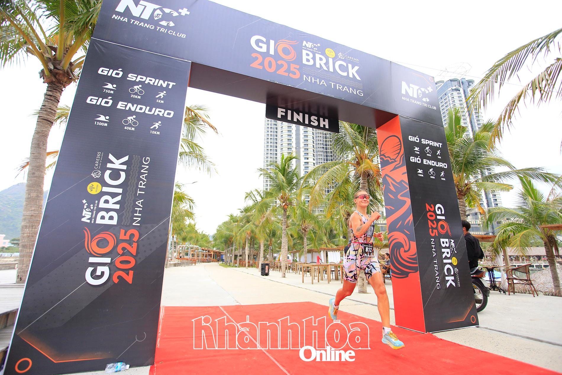 Một vận động viên thi đấu môn chạy tại Gió Brick 2025.
