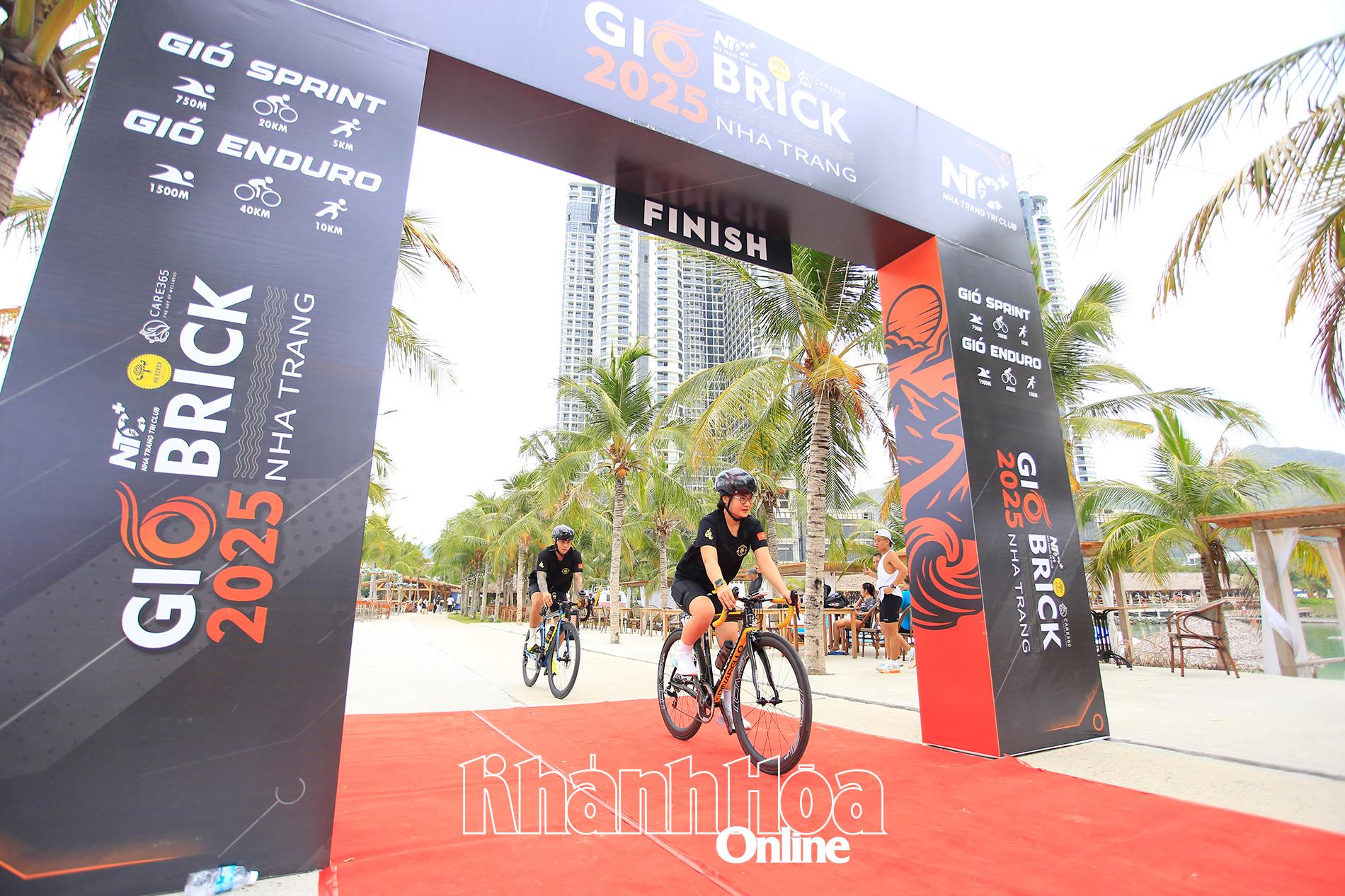 Thi đấu môn đạp xe.