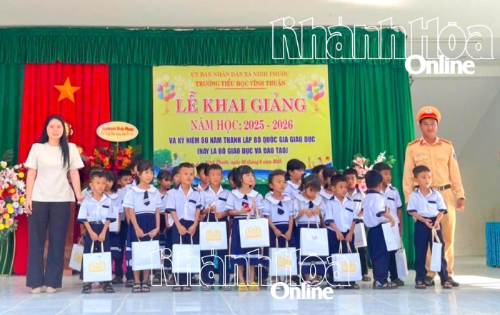 Tuyên truyền trật tự an toàn giao thông cho các học sinh nhân dịp khai giảng năm học mới