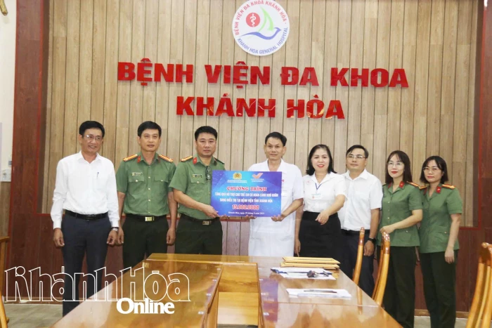 Thăm, tặng quà trẻ em mắc bệnh hiểm nghèo tại Bệnh viện Đa khoa Khánh Hòa