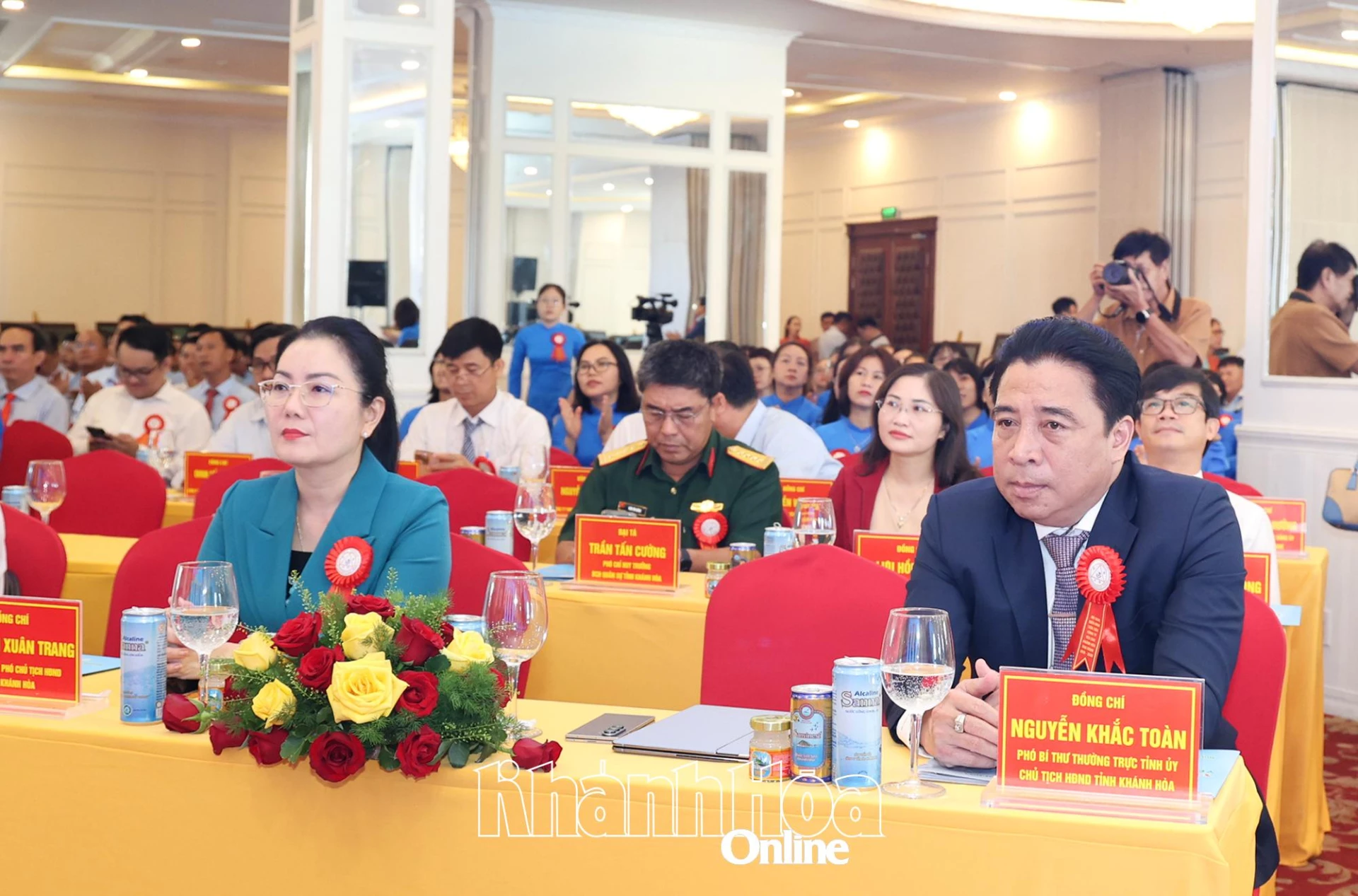 Các đồng chí lãnh đạo tỉnh tham dự hội nghị.