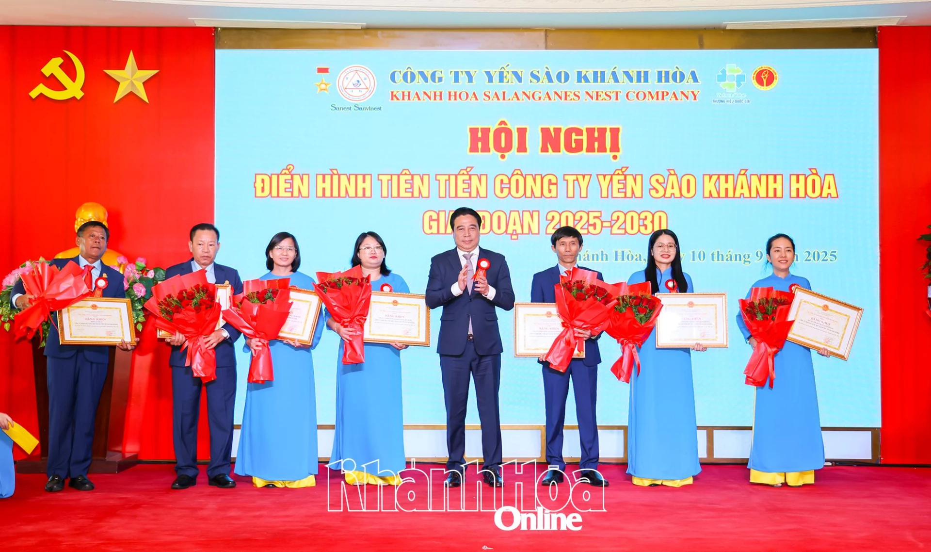 Đồng chí Nguyễn Khắc Toàn trao bằng khen của UBND tỉnh cho các tập thể.