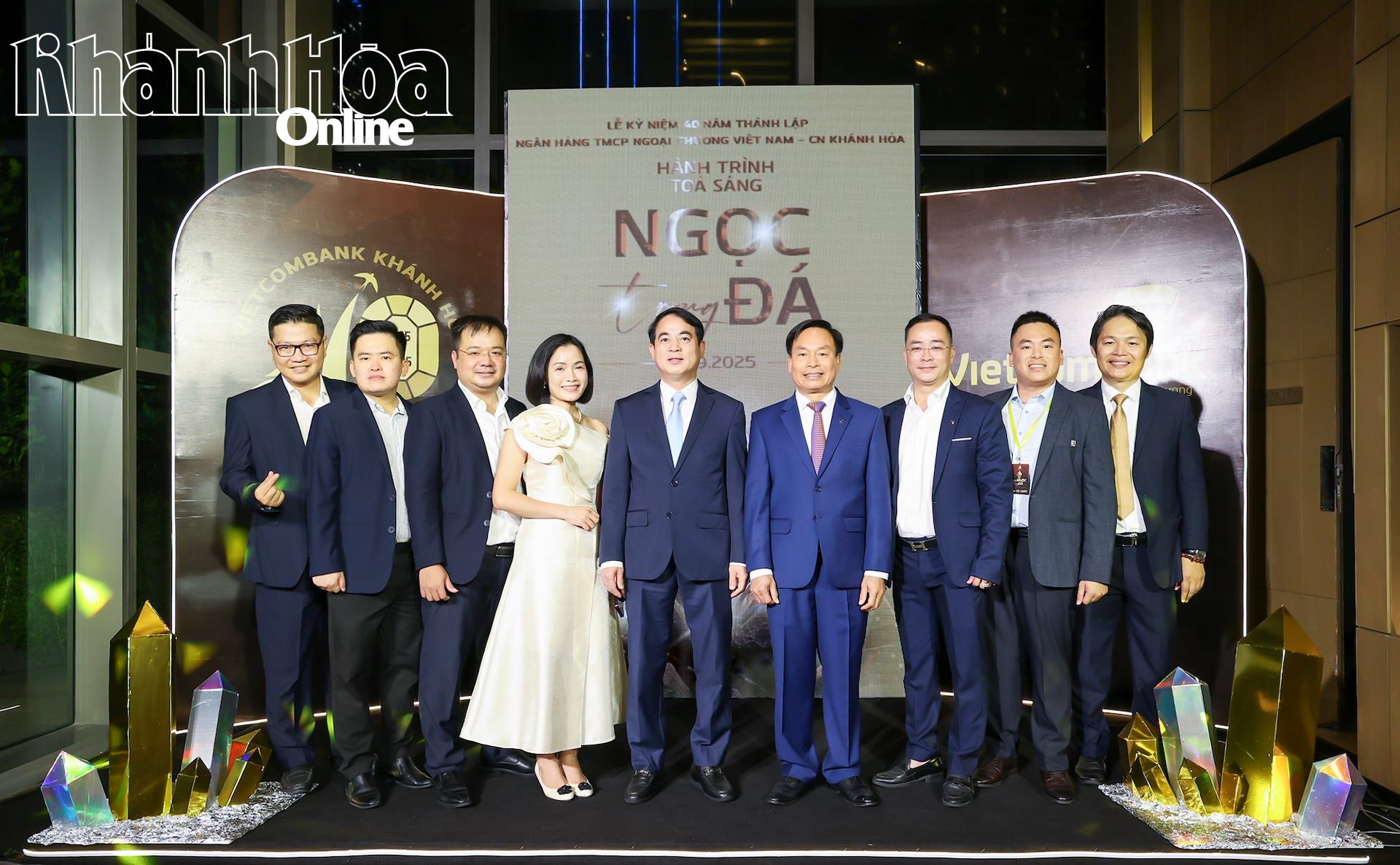 Đồng chí Nghiêm Xuân Thành chụp ảnh lưu niệm cùng Ban giám đốc Vietcombank Chi nhánh Khánh Hòa.&nbsp;