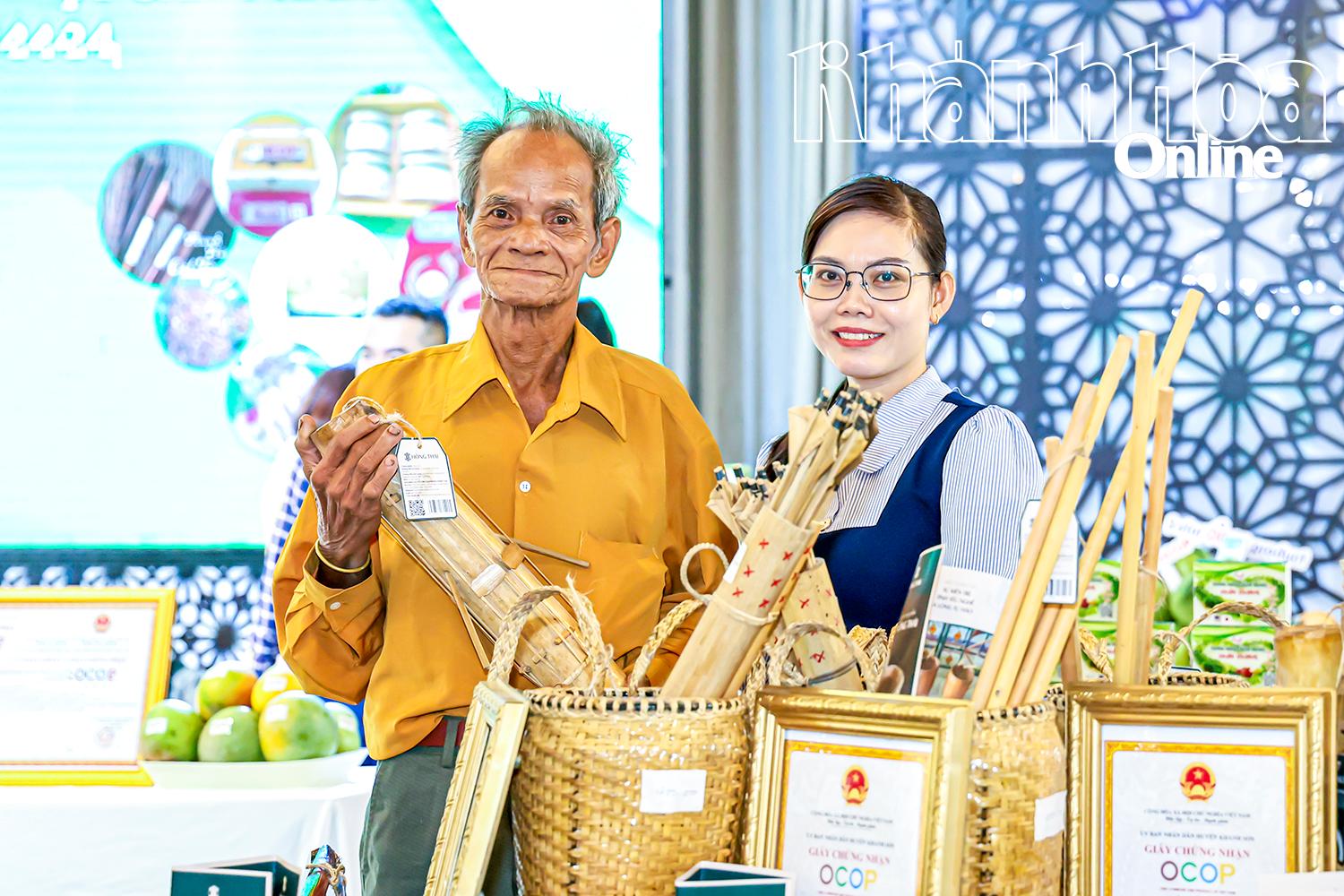 Ông Mấu Hồng Thái (xã Khánh Sơn) mang sản phẩm OCOP trưng bày tại hội nghị ngành nông nghiệp.
