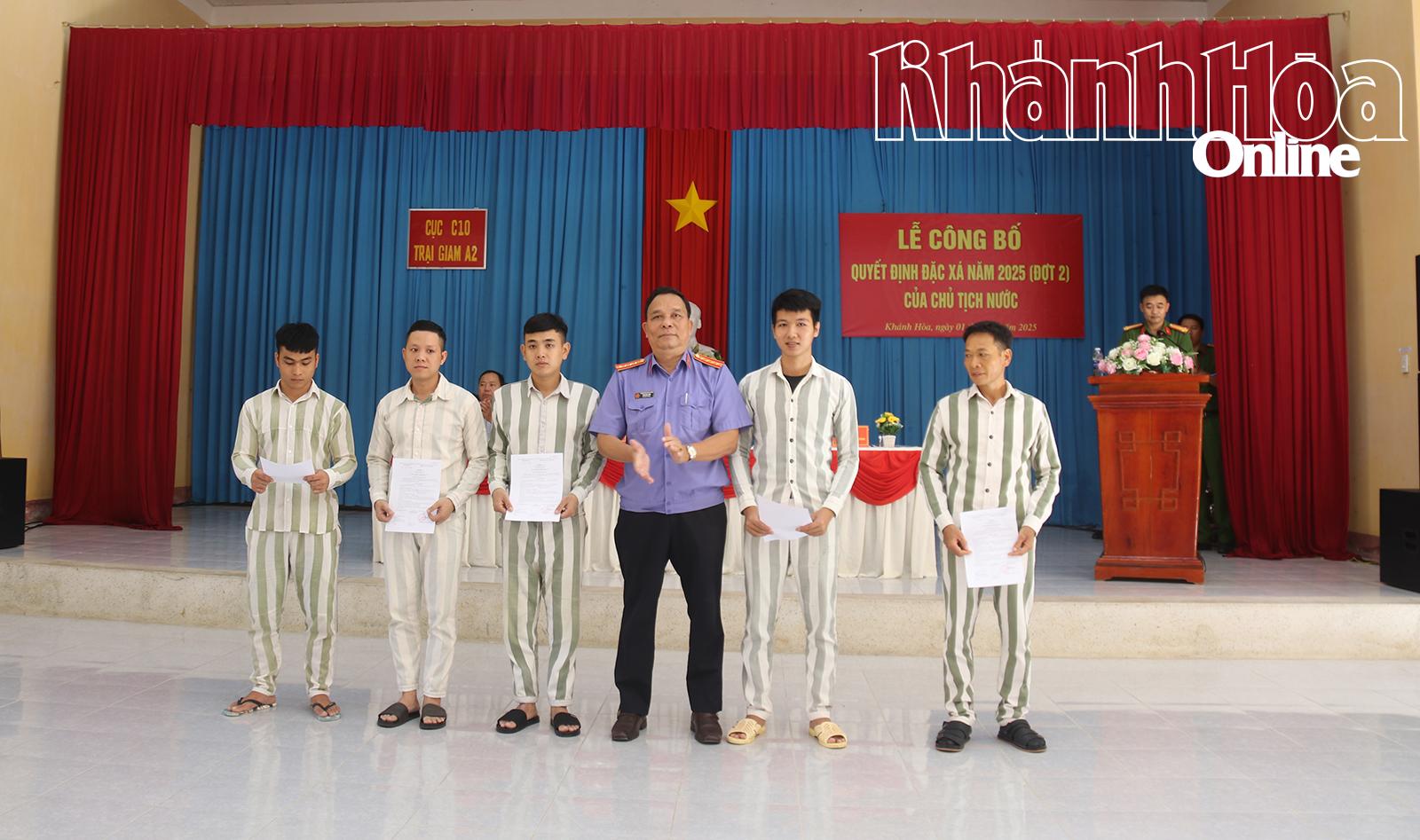 Lãnh đạo Viện Kiểm sát nhân dân tỉnh Khánh Hòa trao giấy chứng nhận đặc xá cho các phạm nhân được đặc xá