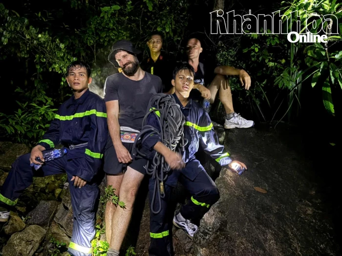 Giải cứu thành công hai du khách Nga lạc trên núi Cô Tiên