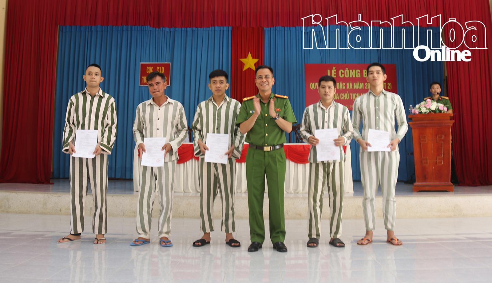 Phó Giám thị Trại giam A2 trao giấy chứng nhận đặc xá cho phạm nhân được đặc xá