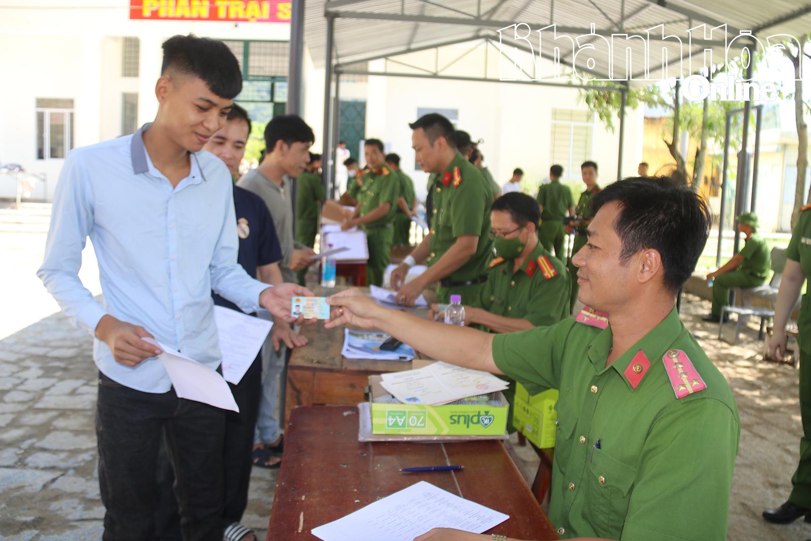 Cán bộ Trại giam A2 trao căn cước cho người được đặc xá