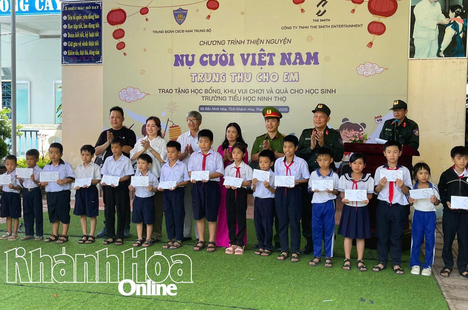 Đoàn công tác trao học bổng cho các học sinh Trường Tiểu học Ninh Thọ.