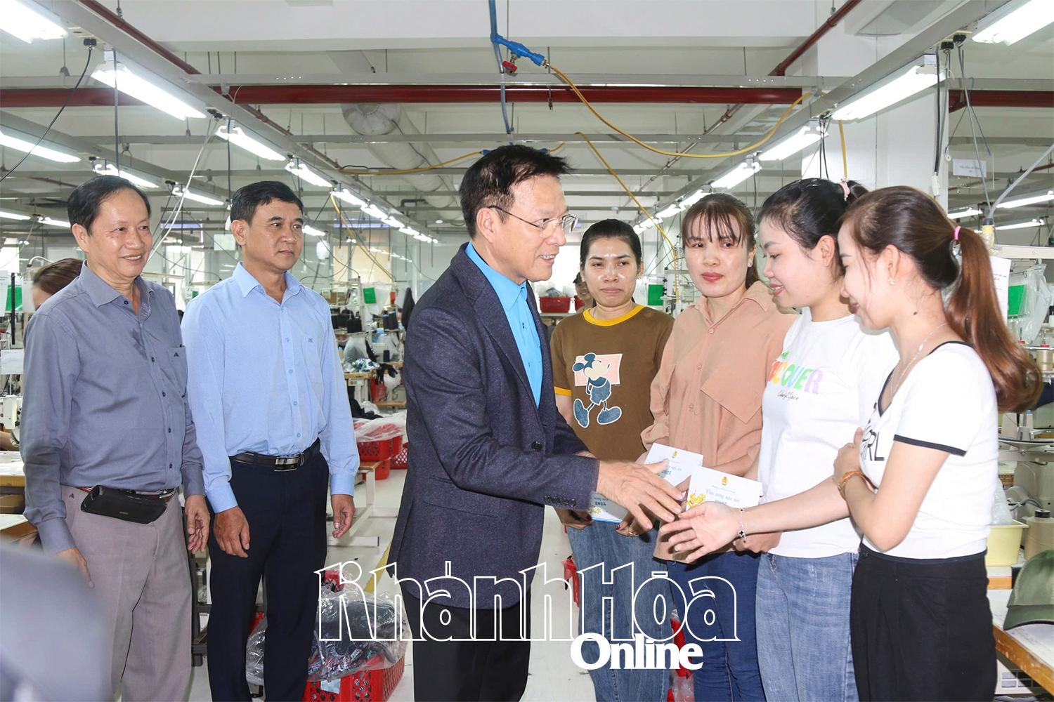 Ông Phan Thanh Liêm - Phó Chủ tịch Ủy ban MTTQ Việt Nam tỉnh, Chủ tịch Liên đoàn Lao động tỉnh thăm hỏi, hỗ trợ cho công nhân có hoàn cảnh khó khăn tại Khu Công nghiệp Suối Dầu.
