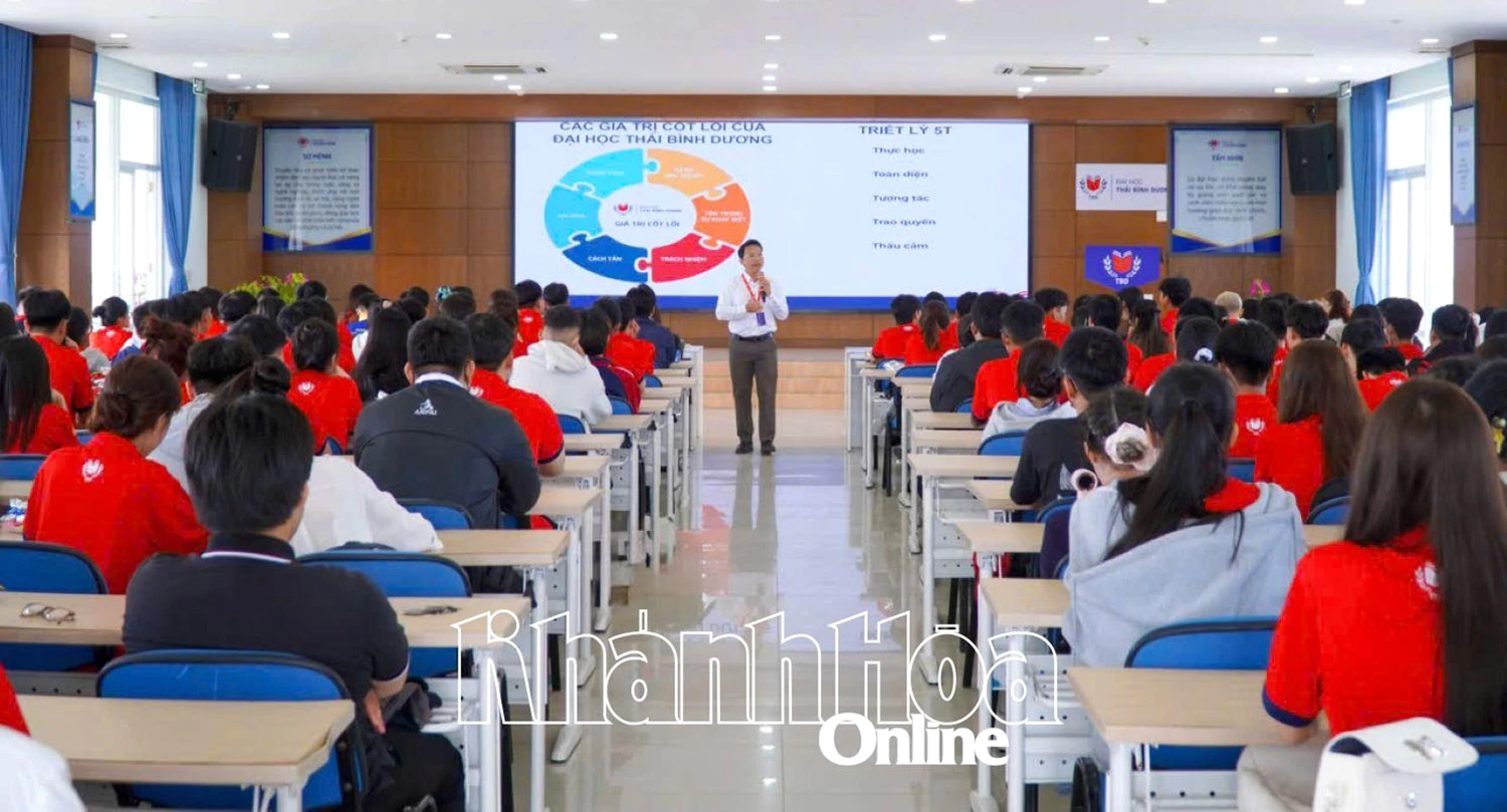 Đại diện Khoa Kinh tế - Quản trị chia sẻ thông tin cho sinh viên của khoa.