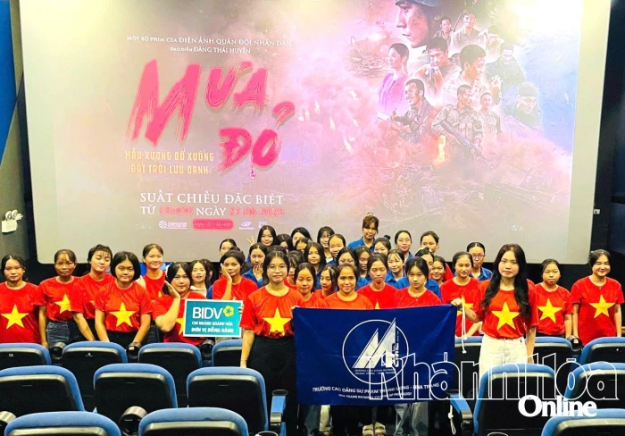 Trường Cao đẳng Sư phạm Trung ương - Nha Trang tổ chức cho hơn 1.500 sinh viên xem phim “Mưa đỏ”