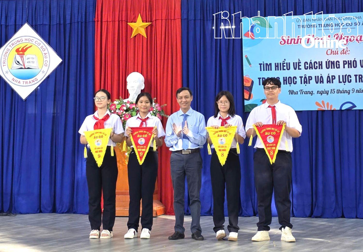 Thầy Võ Tấn Hoàng - Hiệu trưởng nhà trường trao thưởng cho các khối lớp 