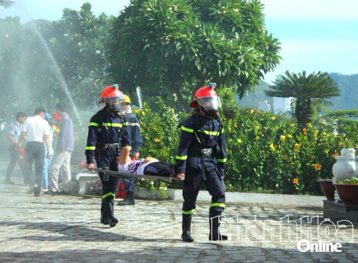 Phân hiệu Trường Đại học Tôn Đức Thắng tại Khánh Hòa thực tập phương án chữa cháy và cứu nạn, cứu hộ