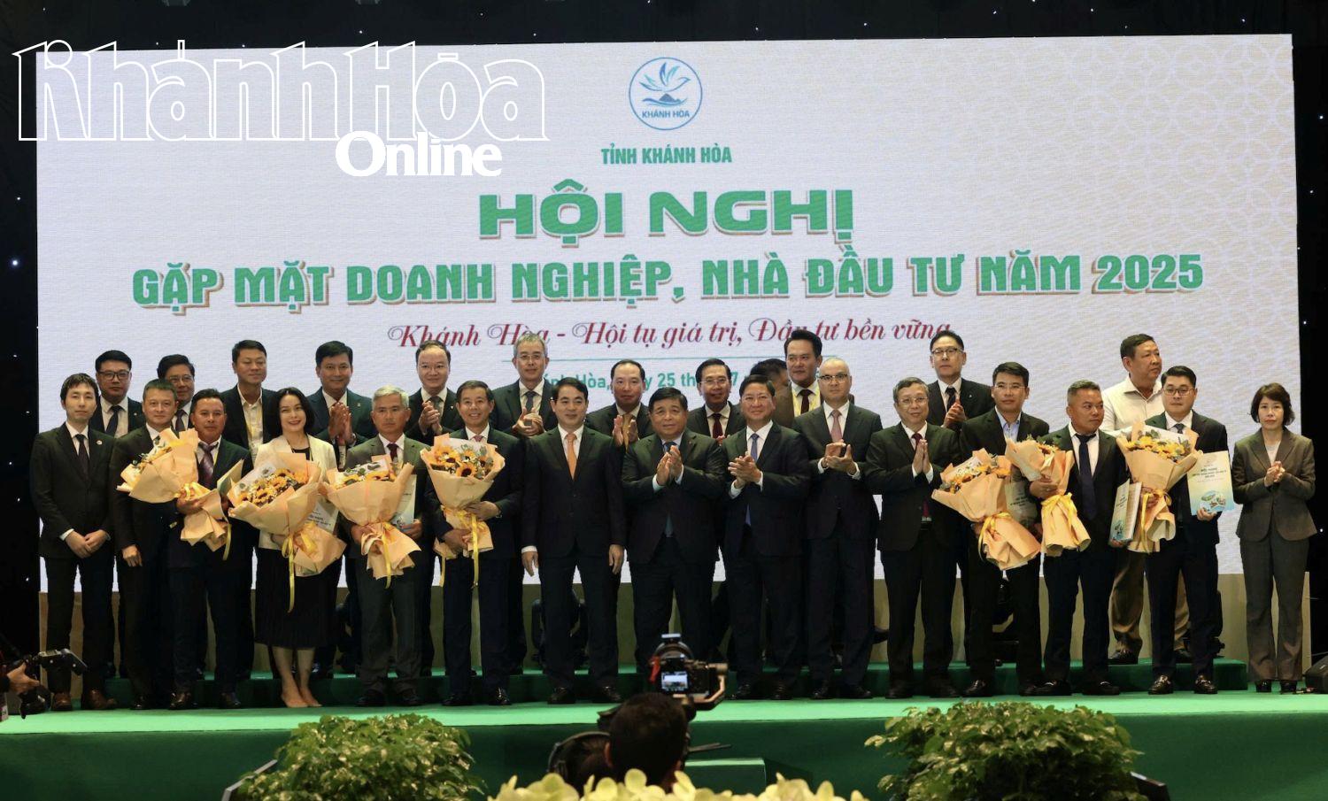 Phó Thủ tướng Chính phủ Nguyễn Chí Dũngvà lãnh đạo tỉnh Khánh Hòa tặng hoa cho các doanh nghiệp tại Hội nghị gặp mặt doanh nghiệp, nhà đầu tư năm 2025.