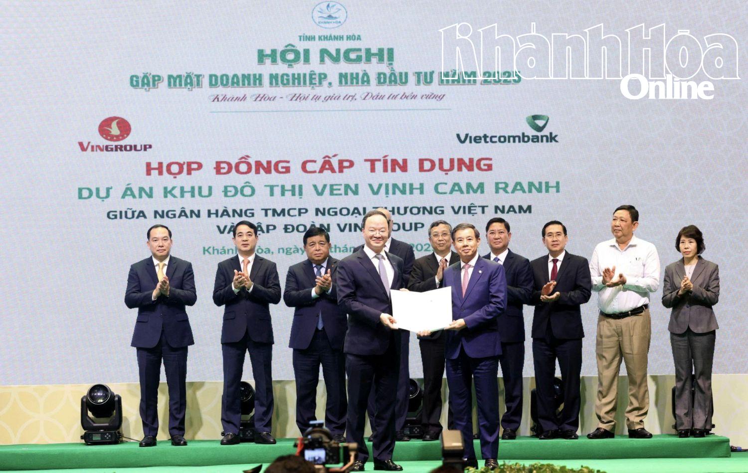 Vietcombank và Tập đoàn Vingroup ký kết tín dụng để thực hiện Dự án Khu đô thị ven vịnh Cam Ranh.