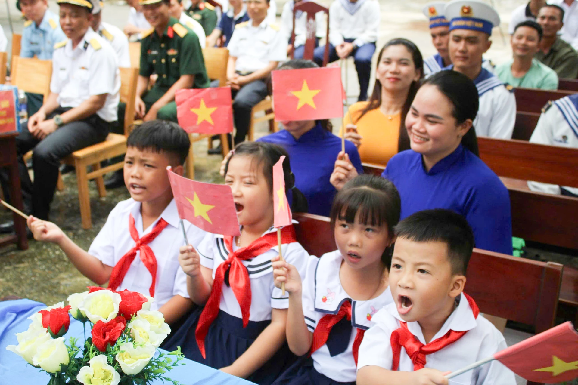 Các học sinh phấn khởi tham gia lễ khai giảng năm học mới.