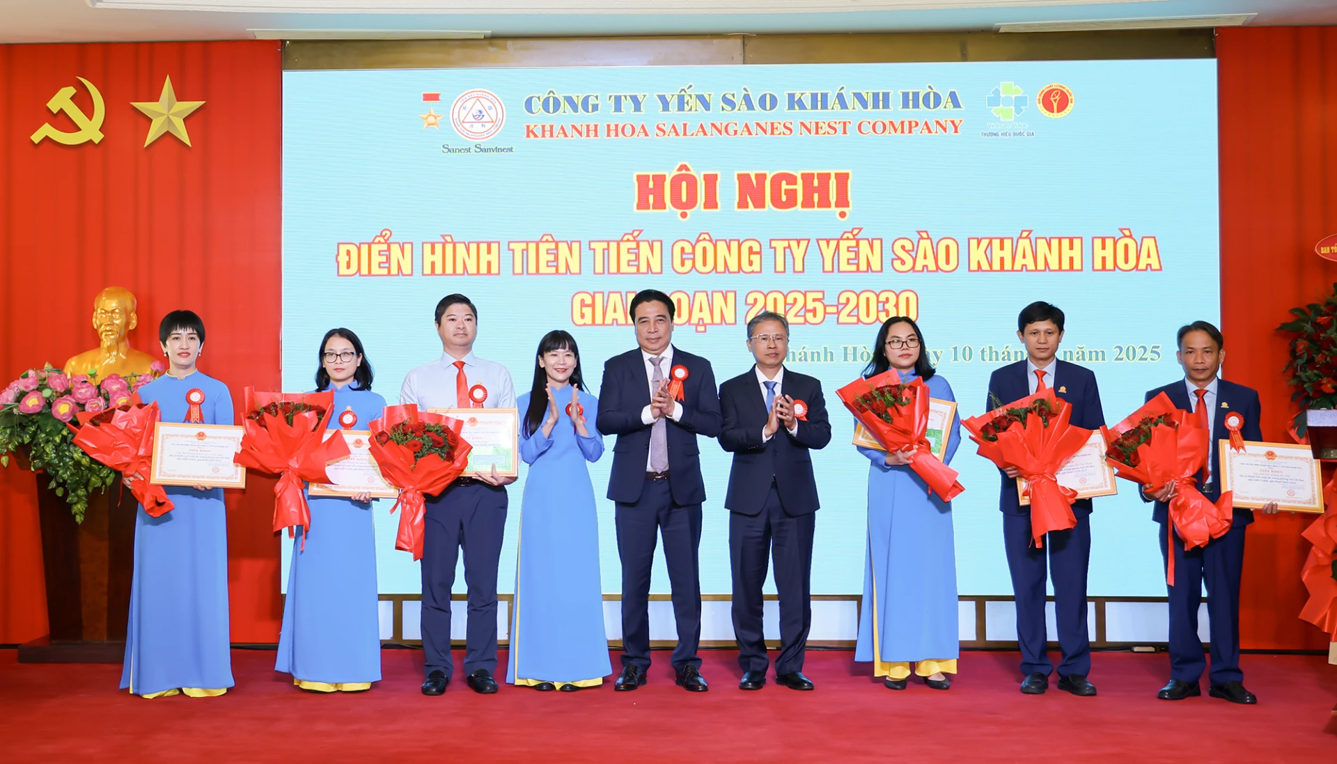 Anh Toàn, anh Nam và lãnh đạo công ty trao giấy khen của công ty cho các tập thể xuất sắc.