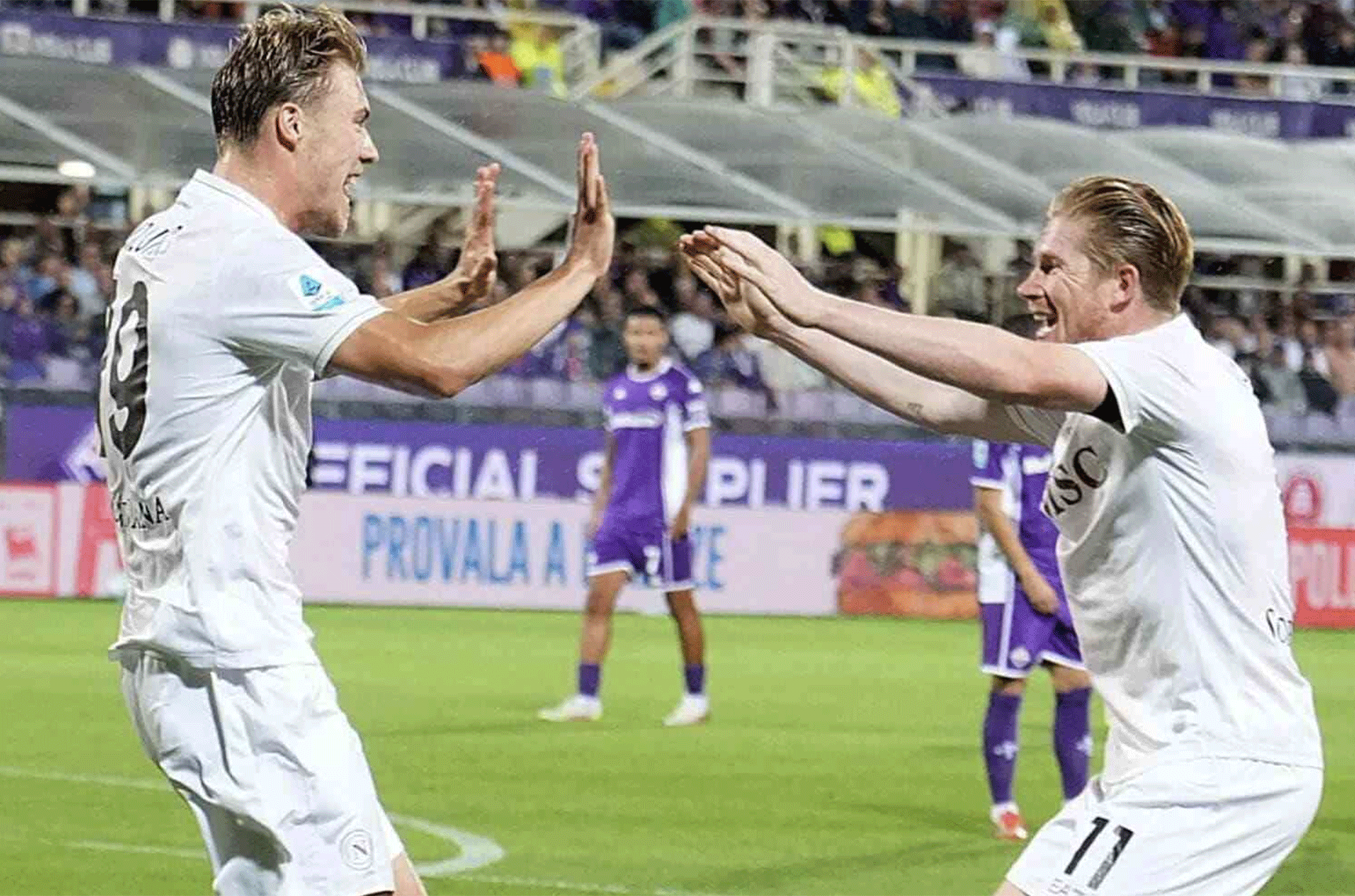 Huấn luyện viên trưởng Antonio Conte của câu lạc bộ Napoli đang sử dụng nhiều cầu thủ tấn công đến từ Ngoại Hạng Anh trong đội hình.