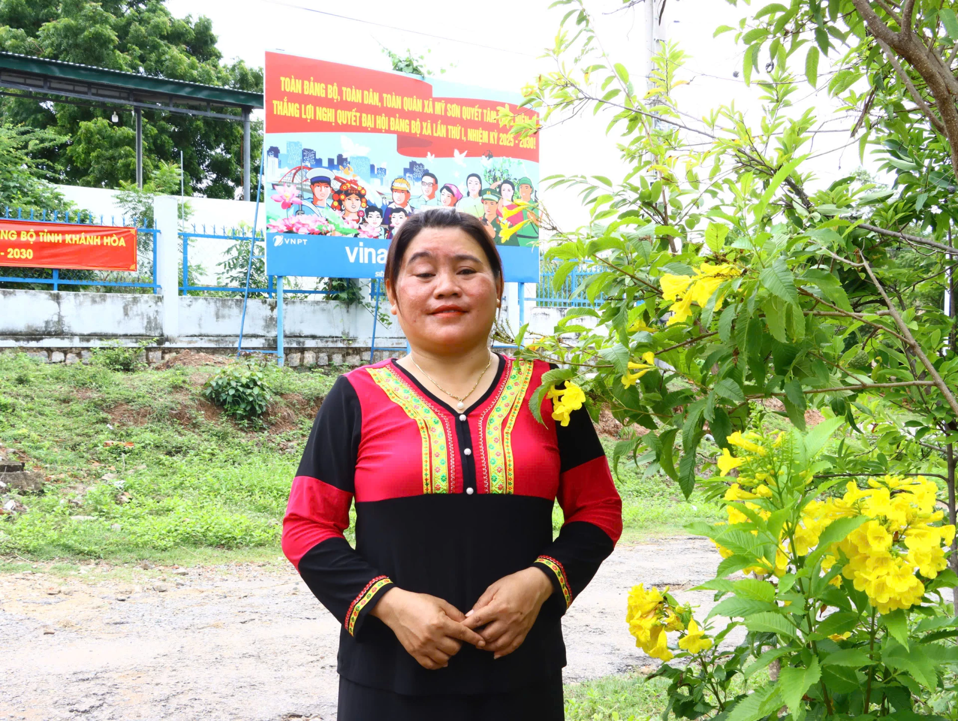 Chị Chama léa Thị Khém, Bí thư Chi bộ thôn Rã Giữa (xã Mỹ Sơn).