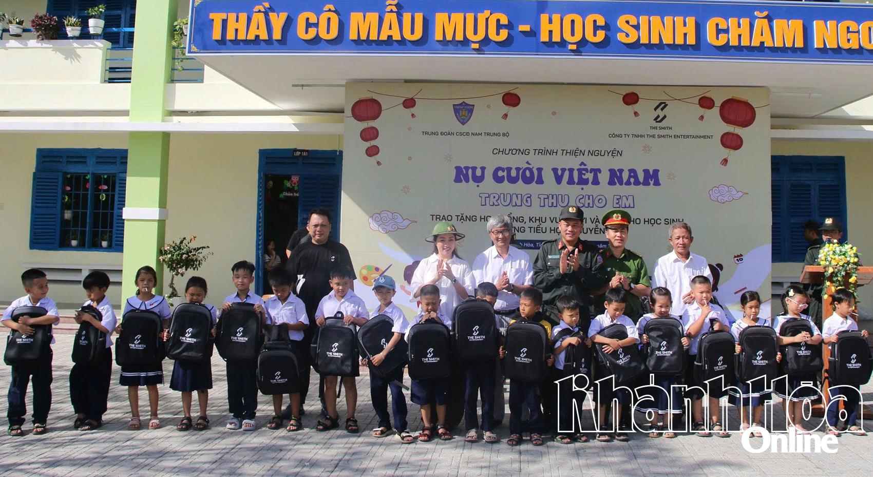 Các học sinh Trường Tiểu học Nguyễn Lựu được đoàn công tác tặng ba lô.
