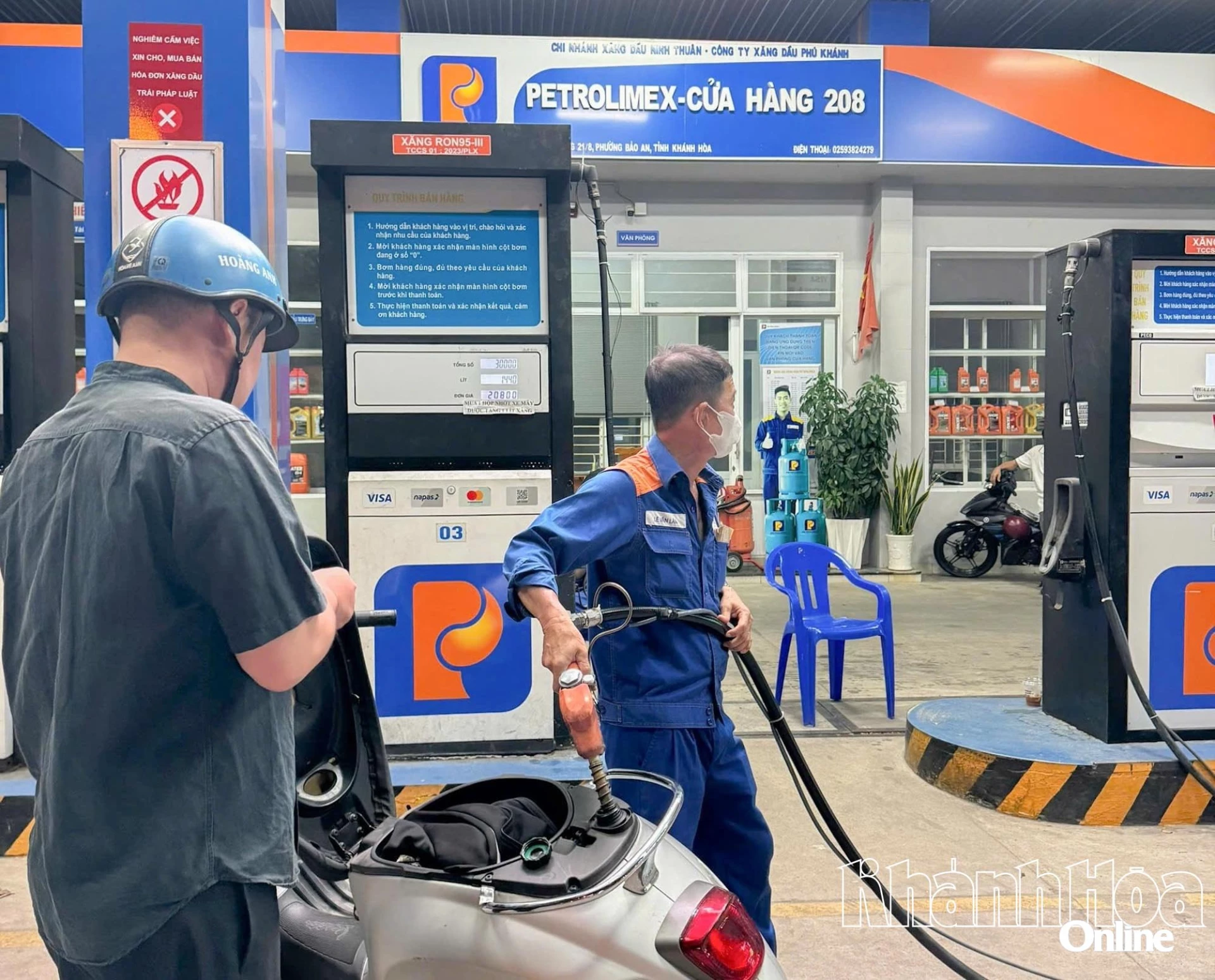 Người dân đổ xăng tại một cửa hàng xăng dầu trên phường Bảo An.