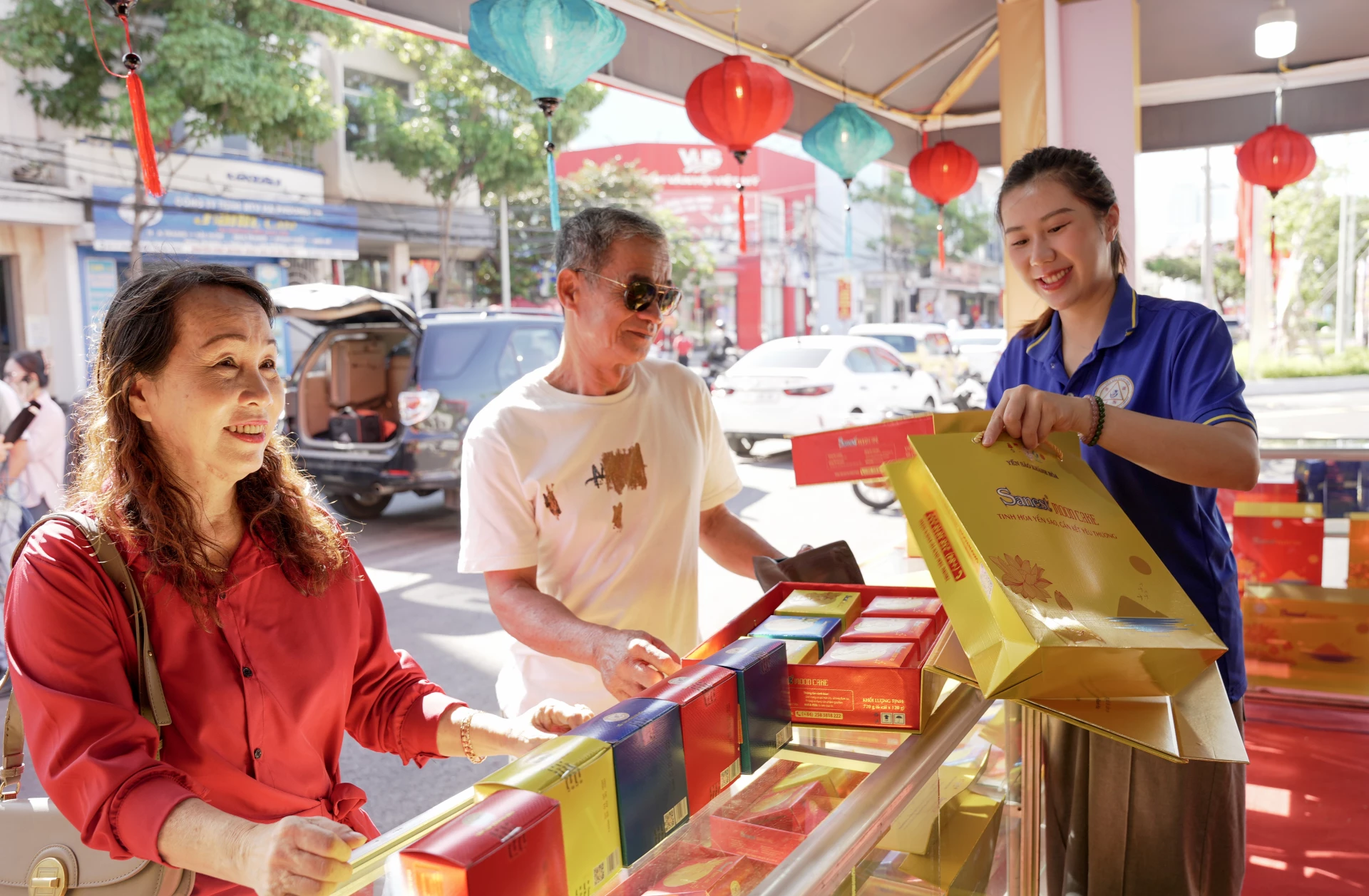 Bánh trung thu Yến sào Khánh Hòa thu hút đông người dân đến chọn mua.
