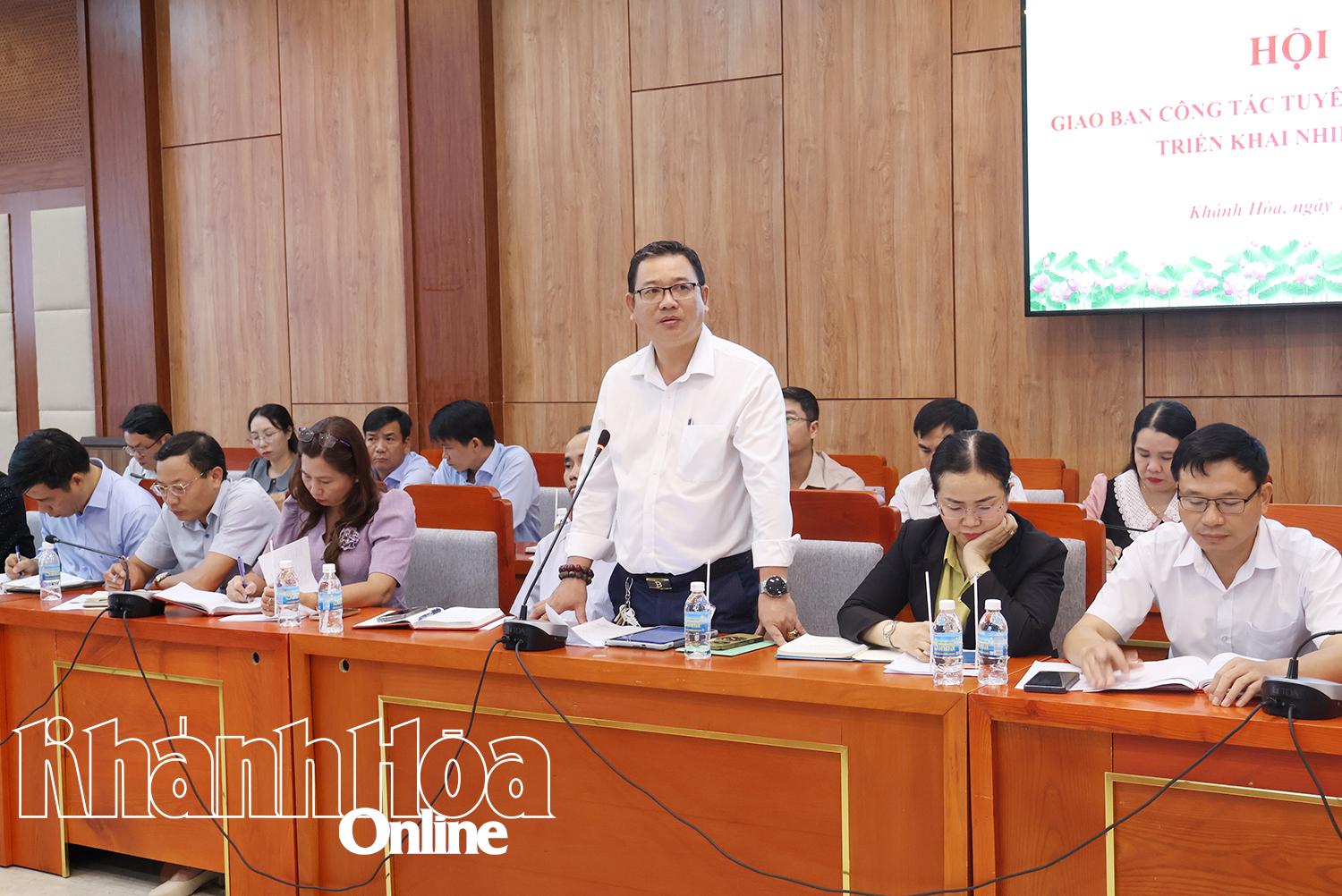 Đại biểu trao đổi tại hội nghị.