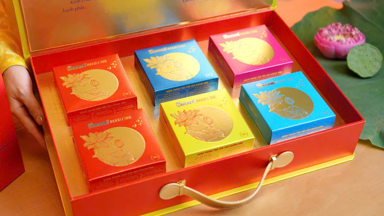 Bộ sưu tập bánh Sanest Mooncake 2025 với nhiều màu sắc hiện đại, sang trọng.