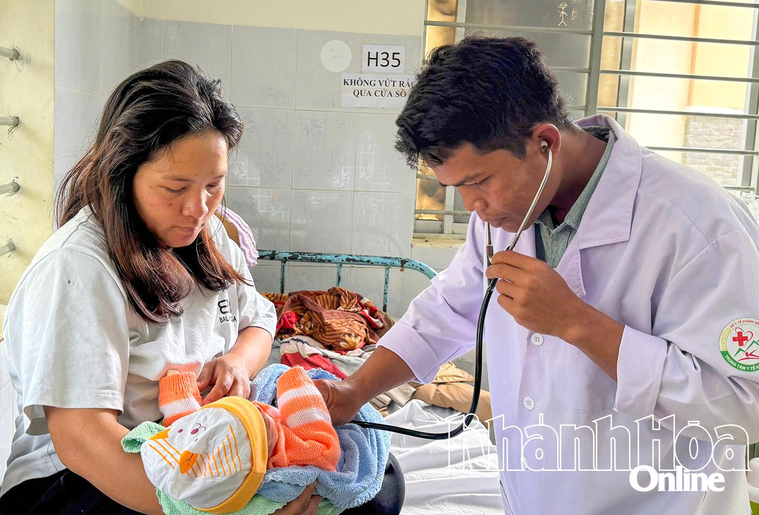 Sản phụ và bé được kiểm tra sức khỏe tại Trung tâm Y tế khu vực Khánh Sơn.