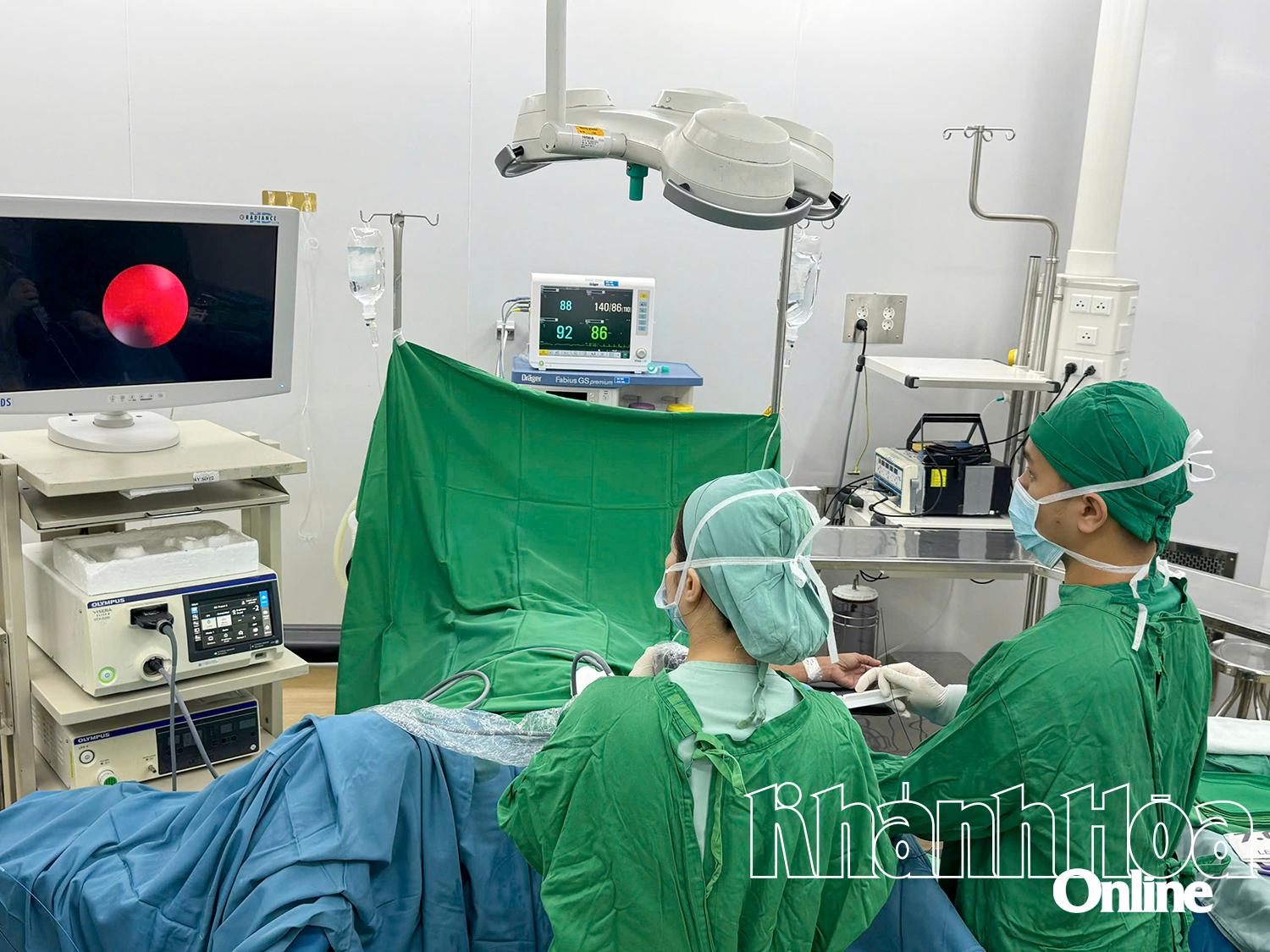 Thực hiện ca phẫu thuật nội soi tại Bệnh viện Đa khoa Khánh Hòa.