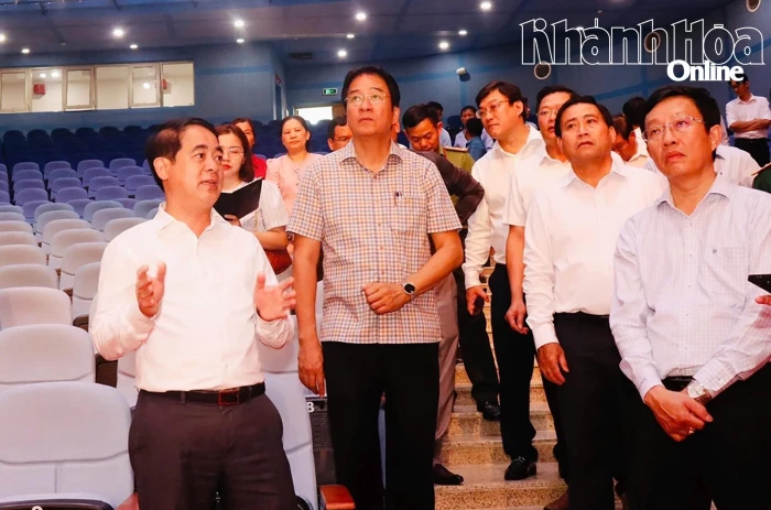 Bí thư Tỉnh ủy Nghiêm Xuân Thành kiểm tra công tác chuẩn bị Đại hội Đảng bộ tỉnh tại Cung Văn hóa thiếu nhi tỉnh