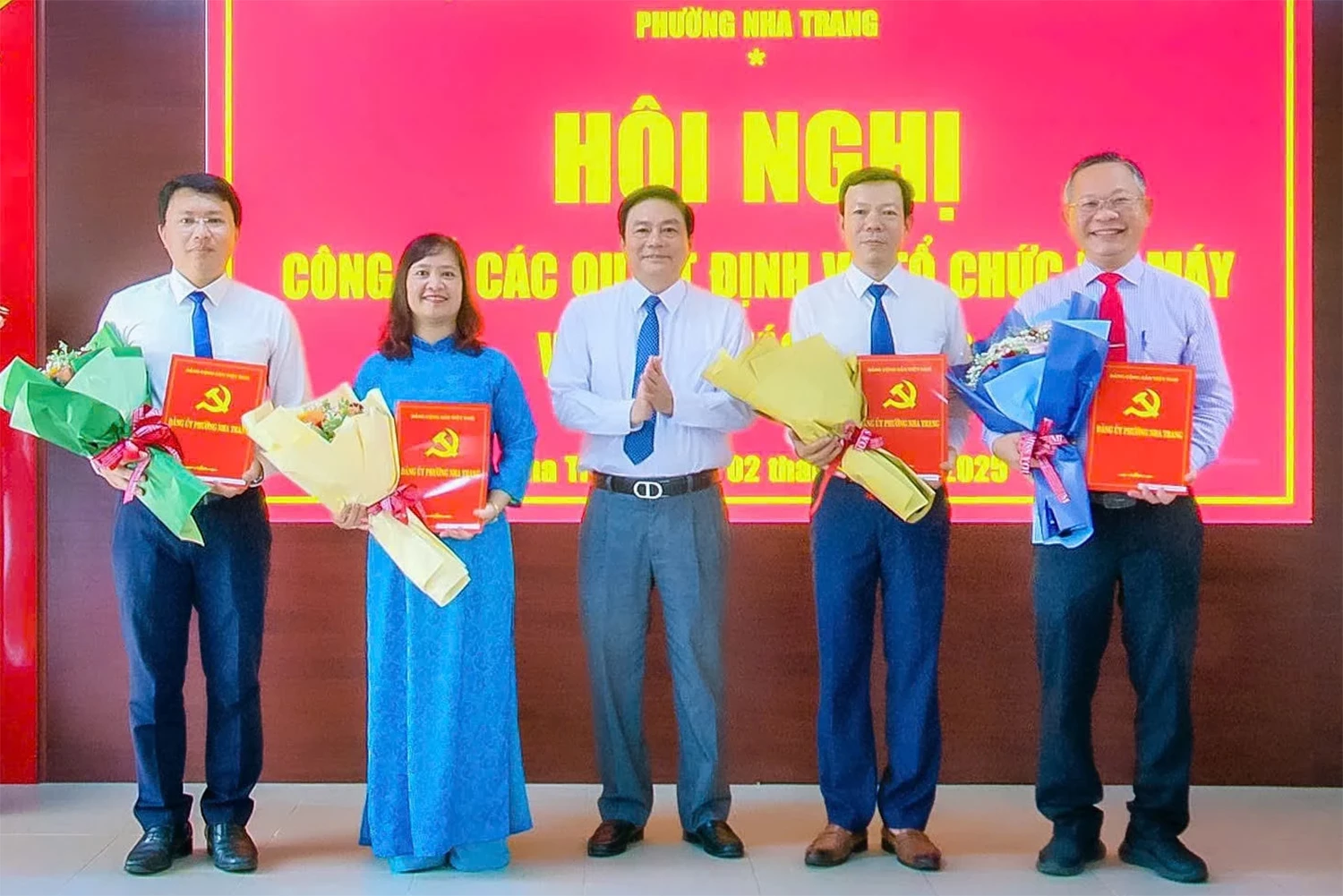 Ông Lữ Thanh Hải - Bí thư Đảng ủy phường Nha Trang trao các quyết định về thành lập các cơ quan chuyên trách tham mưu, giúp việc Đảng uỷ phường và cơ quan Ủy ban MTTQ Việt Nam phường.
